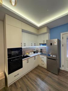 Una cocina o cocineta en Toshkent City Nest One