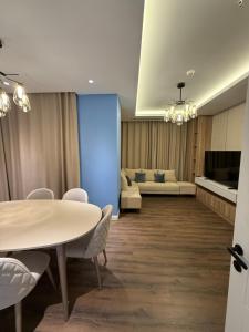 Una televisión o centro de entretenimiento en Toshkent City Nest One