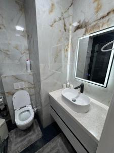 Un baño de Toshkent City Nest One 7 fotos más