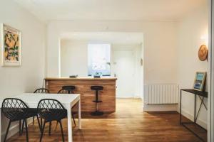 Fotografie z fotogalerie ubytování Charmant Triplex, T4 Hyper Centre Angers v destinaci Angers