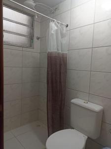 un bagno con wc e doccia di Hotel Balneário ad Angra dos Reis