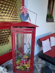 une boîte rouge avec un poisson à l'intérieur dans l'établissement Ferienwohnung Seitz 2 In Bayerisch Eisenstein, à Bayerisch Eisenstein