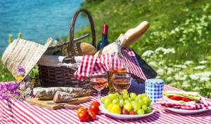 a picnic with wine glasses and a basket of food at Peniche Caroline in Capestang