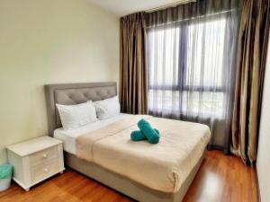 PARIS iCity ITQAN Homes 8pax,Netflix,Coway,Parking في شاه عالم: غرفة نوم عليها سرير ومخدة خضراء +21 صورة