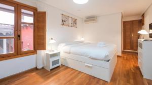 Ένα ή περισσότερα κρεβάτια σε δωμάτιο στο San Ildefonso Apartament by Toledo AP - with Pool