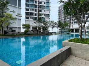 PARIS iCity ITQAN Homes 8pax,Netflix,Coway,Parking في شاه عالم: مسبح كبير في مبنى ذو مباني طويلة