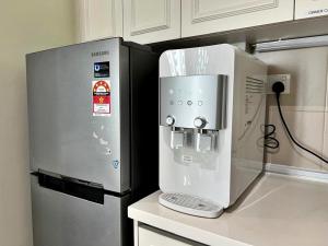 PARIS iCity ITQAN Homes 8pax,Netflix,Coway,Parking في شاه عالم: توجد ماكينة صنع القهوة بجوار الثلاجة