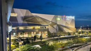 PARIS iCity ITQAN Homes 8pax,Netflix,Coway,Parking في شاه عالم: مبنى مع علامة على جانبه