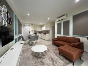 PARIS iCity ITQAN Homes 8pax,Netflix,Coway,Parking في شاه عالم: غرفة معيشة بها أريكة وطاولة