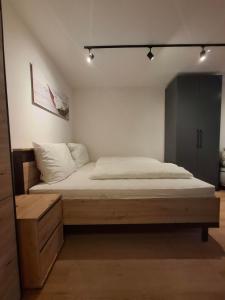 萨尔巴赫Apartment Hannah的卧室里有一张铺着白色床单的大床