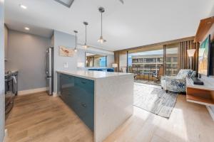 Il dispose d'une cuisine ouverte et d'un salon avec une grande fenêtre. dans l'établissement Sugar Beach Resort 505 condo, à Kihei 43 autres photos