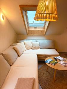 ein kleines Zimmer mit einem Sofa und einem Fenster in der Unterkunft Ferienwohnung Balkonien in Wangen im Allgäu