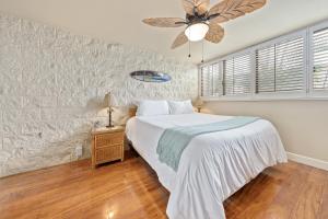 En eller flere senge i et værelse på Kanai A Nalu 105 condo