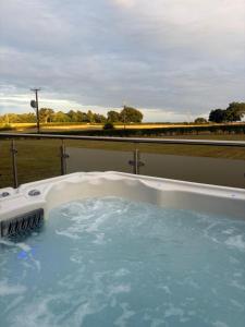 Bazén v ubytování Shropshire Lodges - Romantic Luxury Hot Tub Breaks nebo v jeho okolí