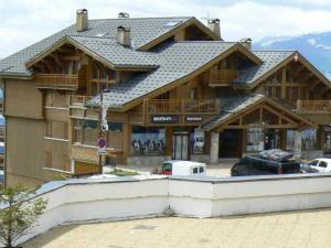 ラ・ロジエールにあるStudio lumineux au centre station avec balcon sud - FR-1-275-167の大木造の建物 +5枚の写真