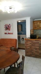 Il dispose d'une cuisine et d'un salon avec une table et un canapé. dans l'établissement Edelweiss - Grust, Panoramique Sud, à Grust