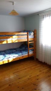 deux lits superposés dans une chambre avec fenêtre dans l'établissement Edelweiss - Grust, Panoramique Sud, à Grust