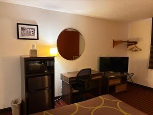 Μια τηλεόραση ή/και κέντρο ψυχαγωγίας στο Super 8 Hotel by Wyndham - Dumfries VA