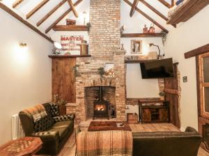 Una sala de estar con chimenea y televisión. en Dotty's Den, en Bridlington