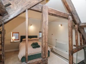 un dormitorio con una cama y un espejo en Dotty's Den, en Bridlington