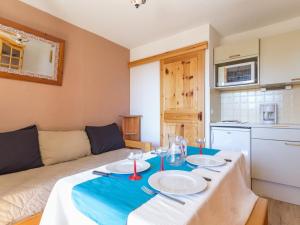 Η κουζίνα ή μικρή κουζίνα στο Appartement lumineux 2 pièces, proche des pistes, WIFI gratuit - FR-1-275-135