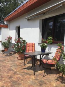 ein Tisch und Stühle auf einer Terrasse in der Unterkunft Kleines Ferienhaus in Rangsdorf mit großem Garten - b48672 in Rangsdorf
