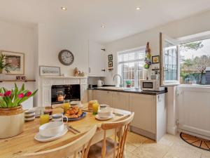 une cuisine avec une table en bois et une salle à manger dans l'établissement 2 Bed in Snettisham KT105, à Snettisham