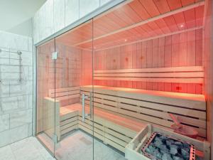 La salle de bains est pourvue d'une douche et d'une baignoire. dans l'établissement 9 Bed in Porthmadog 90740, à Talsarnau 45 autres photos