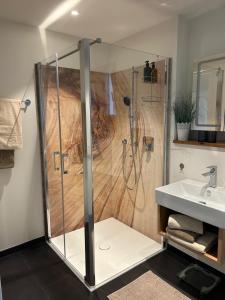un bagno con doccia e lavandino di Wallys Auszeit a Grub am Forst
