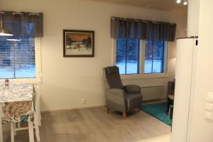 un soggiorno con una sedia e un tavolo di Taiga-Tupa a Syöte