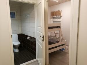 un piccolo bagno con servizi igienici e una scala di Taiga-Tupa a Syöte Altre 18 foto