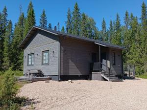 una piccola casa con un portico su un terreno sterrato di Taiga-Tupa a Syöte