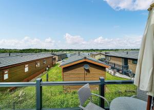 Blick von einem Balkon auf eine Häusergruppe in der Unterkunft Croft Farm Water Park in Tewkesbury