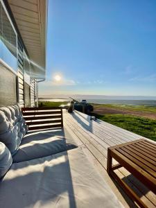 - une terrasse couverte avec deux bancs et une vue sur l'océan dans l'établissement The Retreat - Sherbrooke Cottages, à Summerside