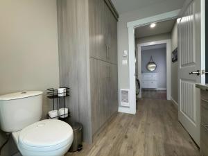 une salle de bain avec WC et un couloir dans l'établissement The Retreat - Sherbrooke Cottages, à Summerside 12 autres photos