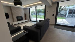 Μια τηλεόραση ή/και κέντρο ψυχαγωγίας στο Coco Noir Luxury Villa