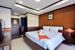 Ліжко або ліжка в номері Season Palace Huahin Hotel