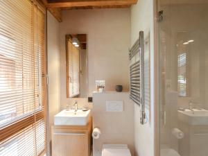 夏蒙尼-勃朗峰Chalet contemporain aux Houches, près des pistes, 6 chambres, WiFi, jardin, grille-pain - FR-1-343-179的浴室里有马桶、洗手池和淋浴。 更多12张照片