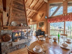 ein Esszimmer mit Tisch und Kamin in der Unterkunft Chalet authentique près de Chamonix avec jardin et parking - FR-1-343-182 in Chamonix-Mont-Blanc