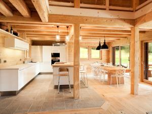 Кухня или мини-кухня в Chalet d'exception à Chamonix avec sauna, cheminée et proximité des pistes skiables - FR-1-343-181
