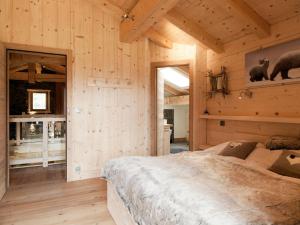 Кровать или кровати в номере Chalet d'exception à Chamonix avec sauna, cheminée et proximité des pistes skiables - FR-1-343-181