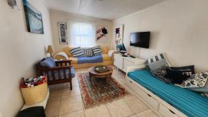 ein Wohnzimmer mit Sofa und Fernseher in der Unterkunft Bella Casa1 in Velddrif