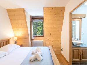 Postel nebo postele na pokoji v ubytování Grand appart au centre de Chamonix avec Wifi et garage, proche des pistes - FR-1-343-229