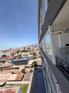Blick auf eine Stadt von der Seite eines Gebäudes in der Unterkunft Dep full equipado en el centro de la ciudad modernidad 3 habitaciones 1 baño in Rancagua