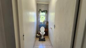 ein kleines Bad mit WC auf dem Flur in der Unterkunft Bella Casa1 in Velddrif