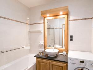 Koupelna v ubytování Grand appart au centre de Chamonix avec Wifi et garage, proche des pistes - FR-1-343-229