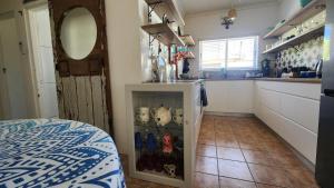 Zimmer mit einer Küche mit einer Theke und einem Kühlschrank. in der Unterkunft Bella Casa1 in Velddrif + 4 Fotos