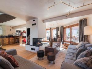 ein Wohnzimmer mit Sofa und Fernseher in der Unterkunft Chalet haut de gamme proche des pistes avec sauna et parking privé - FR-1-344-1209 in Saint-Martin-de-Belleville