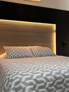 Un dormitorio con una cama grande con una ventana grande. en Casa Miraflores ARM, en Lima