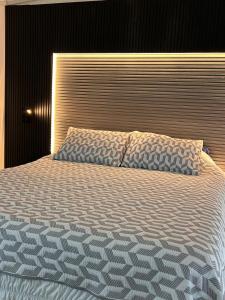 Un dormitorio con una cama grande con un edredón blanco. en Casa Miraflores ARM, en Lima 7 fotos más